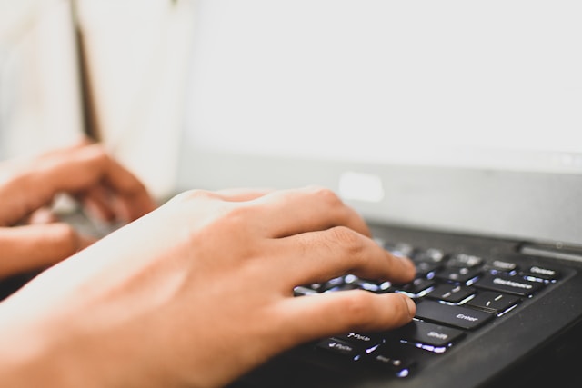Ruke koje kucaju na tastaturi računara
