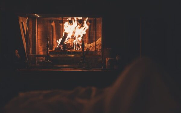 Kamin sa upaljenom vatrom