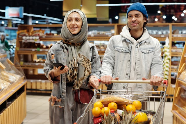 Muškarac i žena kupuju namirnice u supermarketu